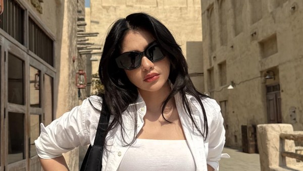 8 Gaya Simpel nan Stylish Davina Karamoy Liburan ke Dubai, Cantik Menawan