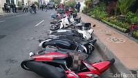 Sejumlah sepeda motor terlihat roboh, setelah aksi unjuk rasa di depan Polrestabes Surabaya.