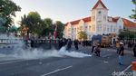 Demo Mahasiswa  di Polrestabes Surabaya Berujung Ricuh