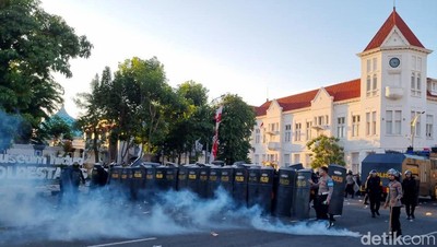 Demo Mahasiswa  di Polrestabes Surabaya Berujung Ricuh