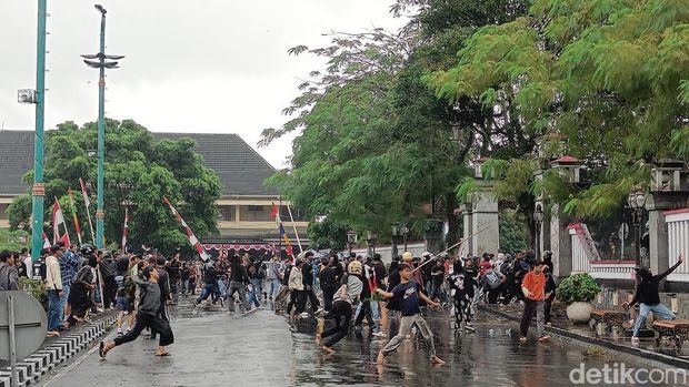 Kondisi demo di kantor Bupati Banyumas yang berlangsung ricuh, Sabtu (30/8/2025).