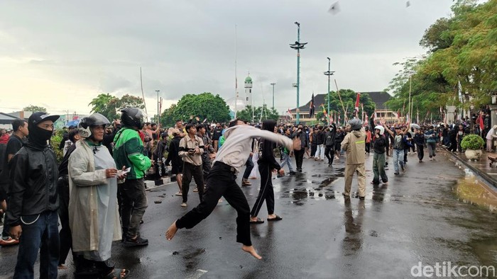 Kondisi demo di kantor Bupati Banyumas yang berlangsung ricuh, Sabtu (30/8/2025).