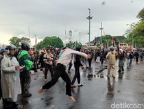 Demo Ricuh, Massa Lempari Kantor Bupati Banyumas Pakai Batu-Petasan