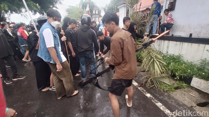Sejumlah massa menjarah pagar besi kantor Bupati Banyumas pada saat aksi demonstrasi, Sabtu (30/8/2025).