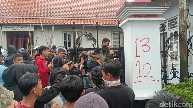 Sejumlah massa menjarah pagar besi kantor Bupati Banyumas pada saat aksi demonstrasi, Sabtu (30/8/2025).