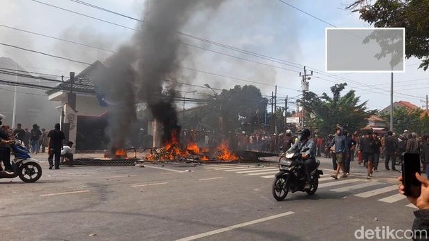 Situasi demo yang berlangsung ricuh di Brebes, Sabtu (30/8/2025).