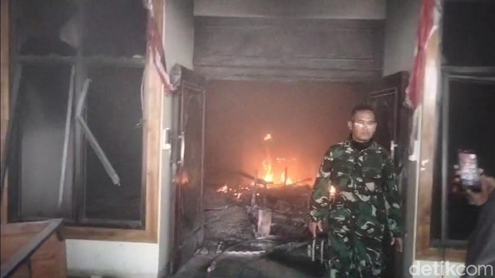 Situasi demo yang berlangsung ricuh di Brebes, Sabtu (30/8/2025).