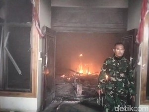 Rusuh! Massa Demo di  Brebes Bakar Ruang DPRD-Rusak Polres