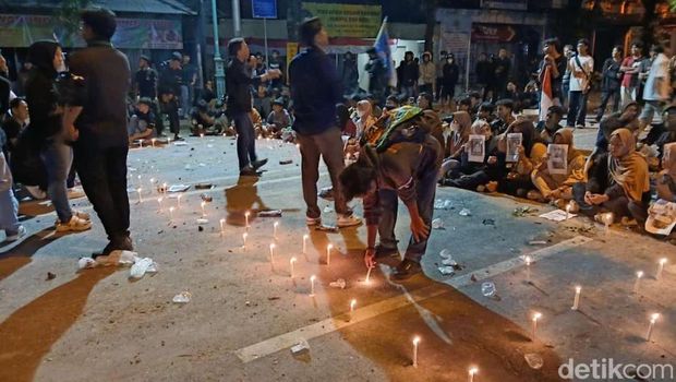 Situasi demo yang terjadi sekitar Alun-alun Brebes, Sabtu (30/8/2025) malam.