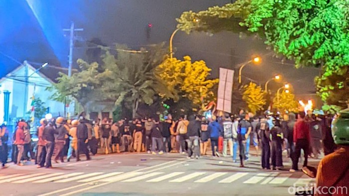 Situasi demo yang terjadi sekitar Alun-alun Brebes, Sabtu (30/8/2025) malam.