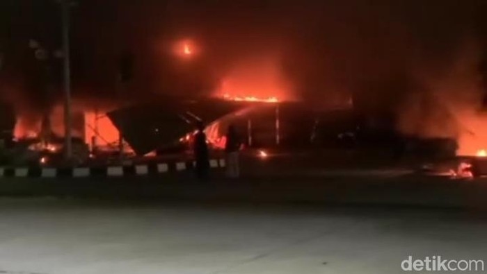 Penampakan Pos Polisi Simpang 3 Tol Brebes Timur, atau Tol Brexit, yang dibakar massa demo Sabtu (30/8/2025) malam.