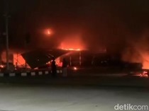 Demo di Brebes Ricuh Malam Ini, Pos Polisi Simpang 3 Tol Brexit Dibakar