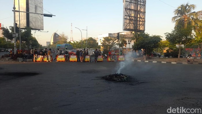Demo di pertigaan Pettarani-Alauddin Makassar.