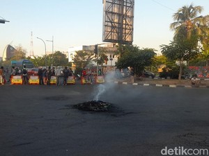 Demo di Pertigaan Pettarani-Alauddin Makassar, Massa Tutup Jalan-Bakar Ban