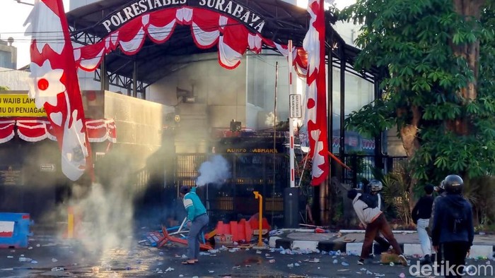 Demo di Polrestabes Surabaya Ricuh