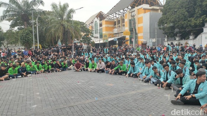 Ratusan mahasiswa dari berbagai kampus di Solo menggelar aksi solidaritas di Bundaran Gladak, Sabtu (30/8/2025).