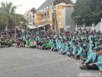 Mahasiswa Solo Gelar Aksi Salat Gaib-Tabur Bunga di Bundaran Gladak