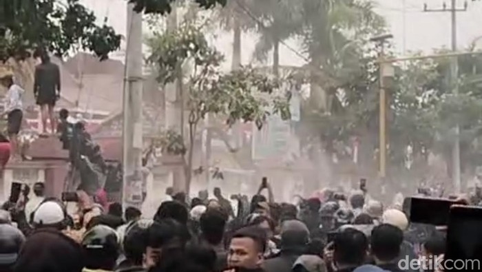 Demo DPRD Kota Madiun