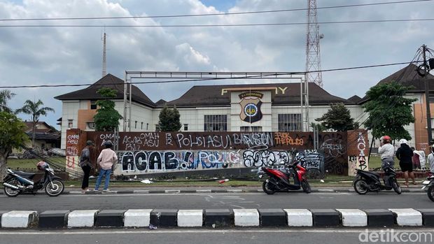 Kondisi Markas Polda DIY di Sleman Sabtu (30/8/2025), usai demo yang berlangsung pada Jumat (29/8).
