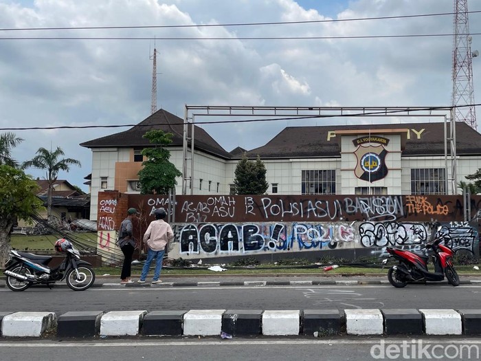 Kondisi Markas Polda DIY di Sleman Sabtu (30/8/2025), usai demo yang berlangsung pada Jumat (29/8).