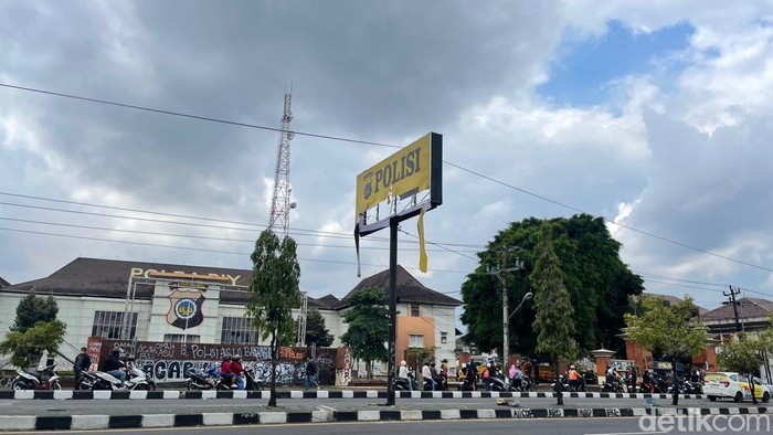 Kondisi Markas Polda DIY di Sleman Sabtu (30/8/2025), usai demo yang berlangsung pada Jumat (29/8).