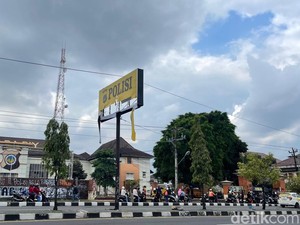 Menengok Kerusakan Polda DIY Usai Demo, Papan Nama Hancur-Videotron Jadi Abu