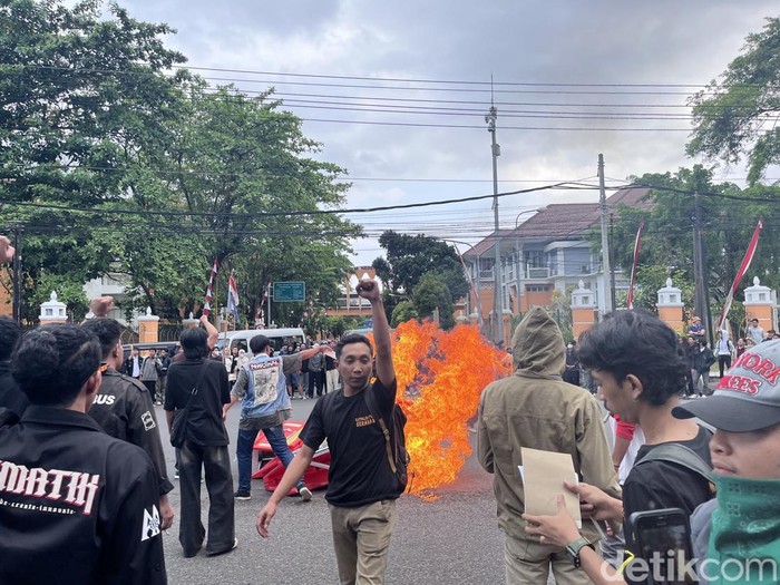 Aksi demo Aliansi Sunan Kalijaga di simpang tiga UIN Sunan Kalijaga, Sleman, Sabtu (30/8/2025).