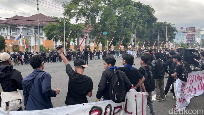 Demo Jogja Aksi demo Aliansi Sunan Kalijaga di simpang tiga UIN Sunan Kalijaga, Sleman, Sabtu (30/8/2025).