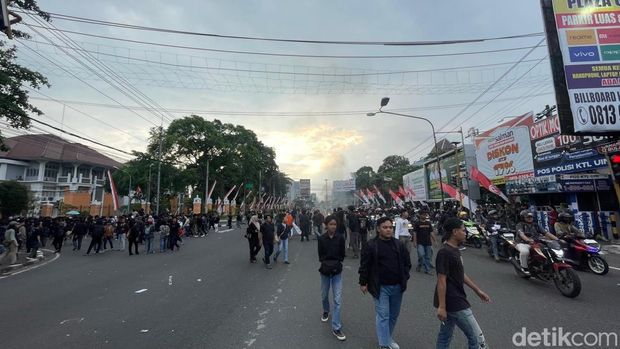 Situasi Simpang Tiga UIN Sunan Kalijaga, Caturtunggal, Depok, Sleman, yang mulai lancar usai massa demo membubarkan diri, Sabtu (30/8/2025).