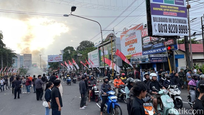 Situasi Simpang Tiga UIN Sunan Kalijaga, Caturtunggal, Depok, Sleman, yang mulai lancar usai massa demo membubarkan diri, Sabtu (30/8/2025).