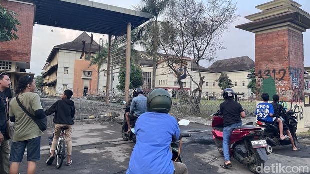 Situasi Mapolda DIY dipagari barikade kawat berduri, Sabtu (30/8/2025).