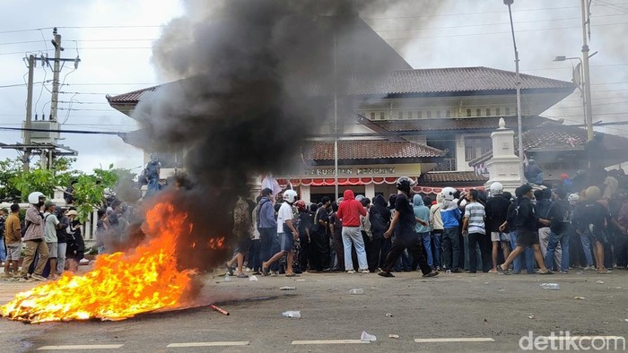 Situasi demo depan gedung DPRD Kebumen, Sabtu (30/8/2025).