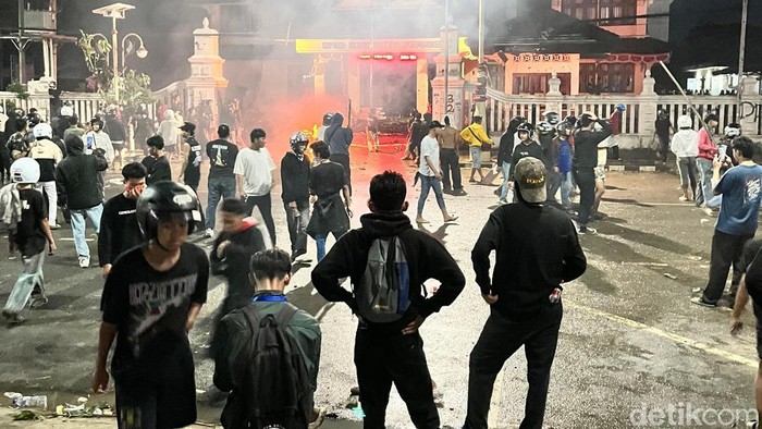 Situasi demo di depan gedung DPRD Kebumen, Sabtu (30/8/2025) malam.