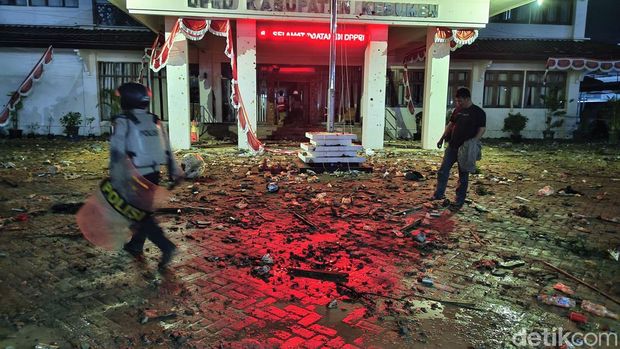 Situasi demo di depan gedung DPRD Kebumen, Sabtu (30/8/2025) malam.