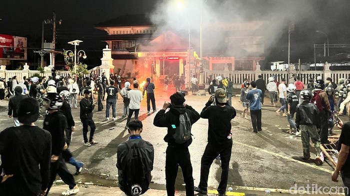 Situasi demo di depan gedung DPRD Kebumen, Sabtu (30/8/2025) malam.