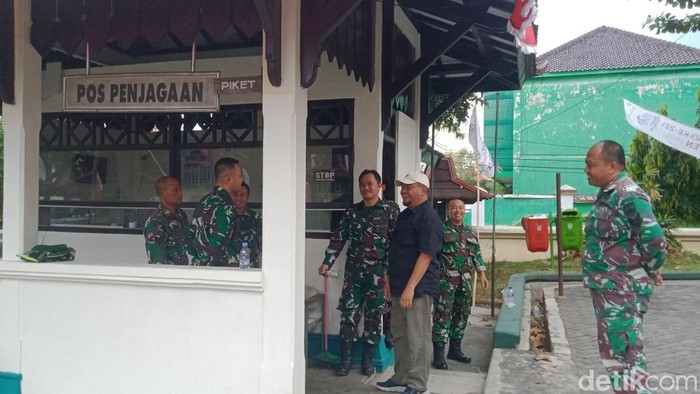Situasi sejumlah anggota TNI AD berjaga di gedung DPRD Klaten, Sabtu (30/8/2025).