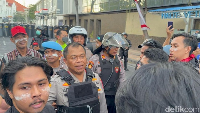 Demo mahasiswa di Polrestabes Surabaya berakhir ricuh dan banyak pendemo yang ditangkapi