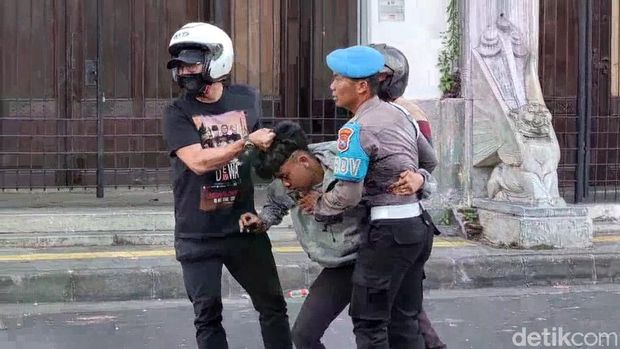 Demo mahasiswa di Polrestabes Surabaya berakhir ricuh dan banyak pendemo yang ditangkapi