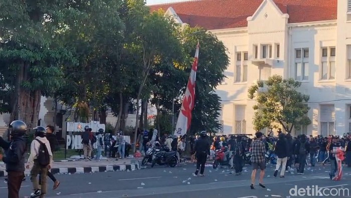 Demo mahasiswa di Polrestabes Surabaya berakhir bentrokan