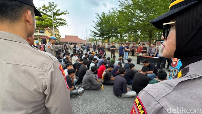 Demo Mahasiswa Kalbar Dinodai Penyusup yang Bawa 6 Bom Molotov