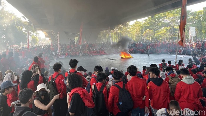 Demo mahasiswa Unhas di bawah flyover Makassar.