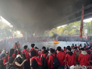 Mahasiswa Mulai Demo di Flyover Makassar, Tak Ada Pengamanan Polisi