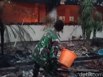 Demo Pekalongan Mereda, Anggota TNI Padamkan Api Pakai Alat Seadanya