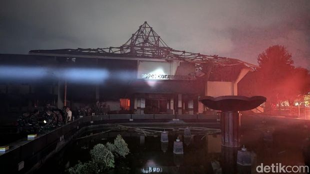 Kondisi kompleks Pemkot Pekalongan usai demo yang sempat ricuh pada Sabtu (30/8/2025) malam.