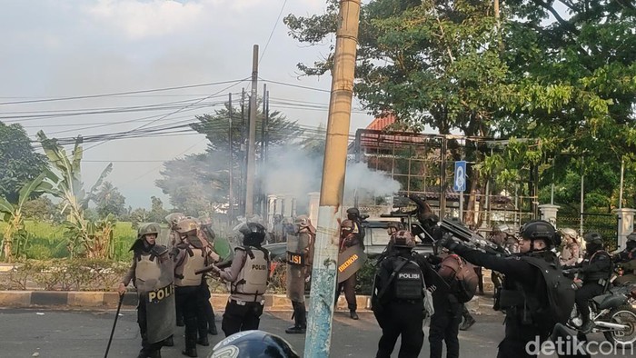 Demo ricuh di Cianjur, polisi menembakkan gas air mata.