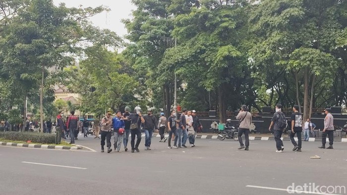 Penangkapan massa diduga ricuh di Jalan Pahlawan, Kelurahan Mugassari, Kecamatan Semarang Selatan, Kota Semarang, Sabtu (30/8/2025).