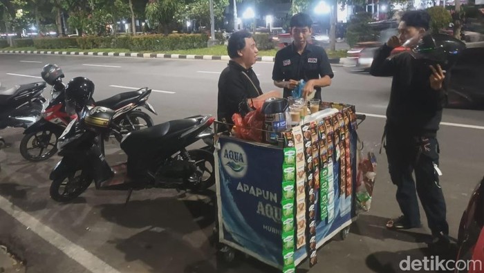 Salah seorang pedagang kopi saat melayani pembeli di Jalan Pahlawan, Semarang, Sabtu (30/8/2025) malam.