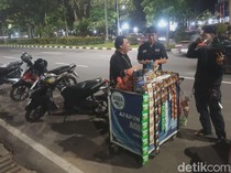 Cerita Pedagang Kopi Tetap Jualan Saat Demo Ricuh di Semarang