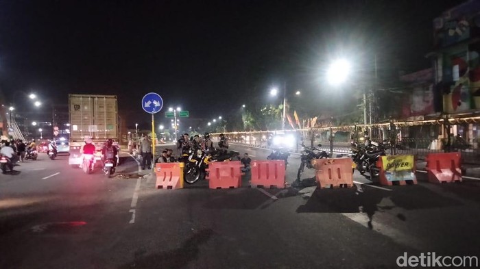 Petugas menutup dan berjaga di Jalan Wonokromo Surabaya mengantisipasi massa pendemo yang konvoi
