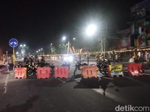 Situasi Surabaya Terkini: Pendemo Bertahan Serang-Bakar Pos Polisi